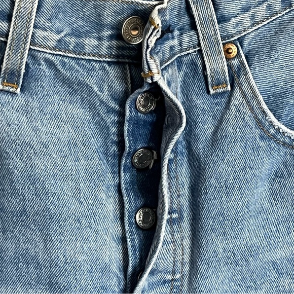 Women’s Levi’s 501 Original Button Fly Distressed Jeans Size 30‎ X 26 Light Wash - Picture 8 of 14